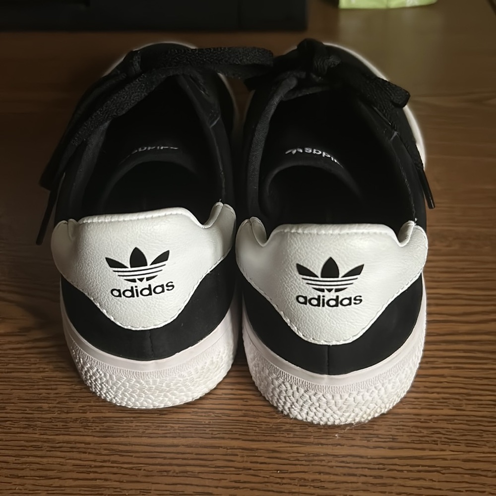 Size 7 Adidas Daily 3.0 Eco skateboarding shoes